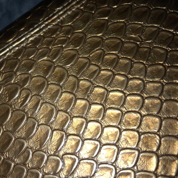 Goldtone Bellini Purse B11 - Picture 3 of 8